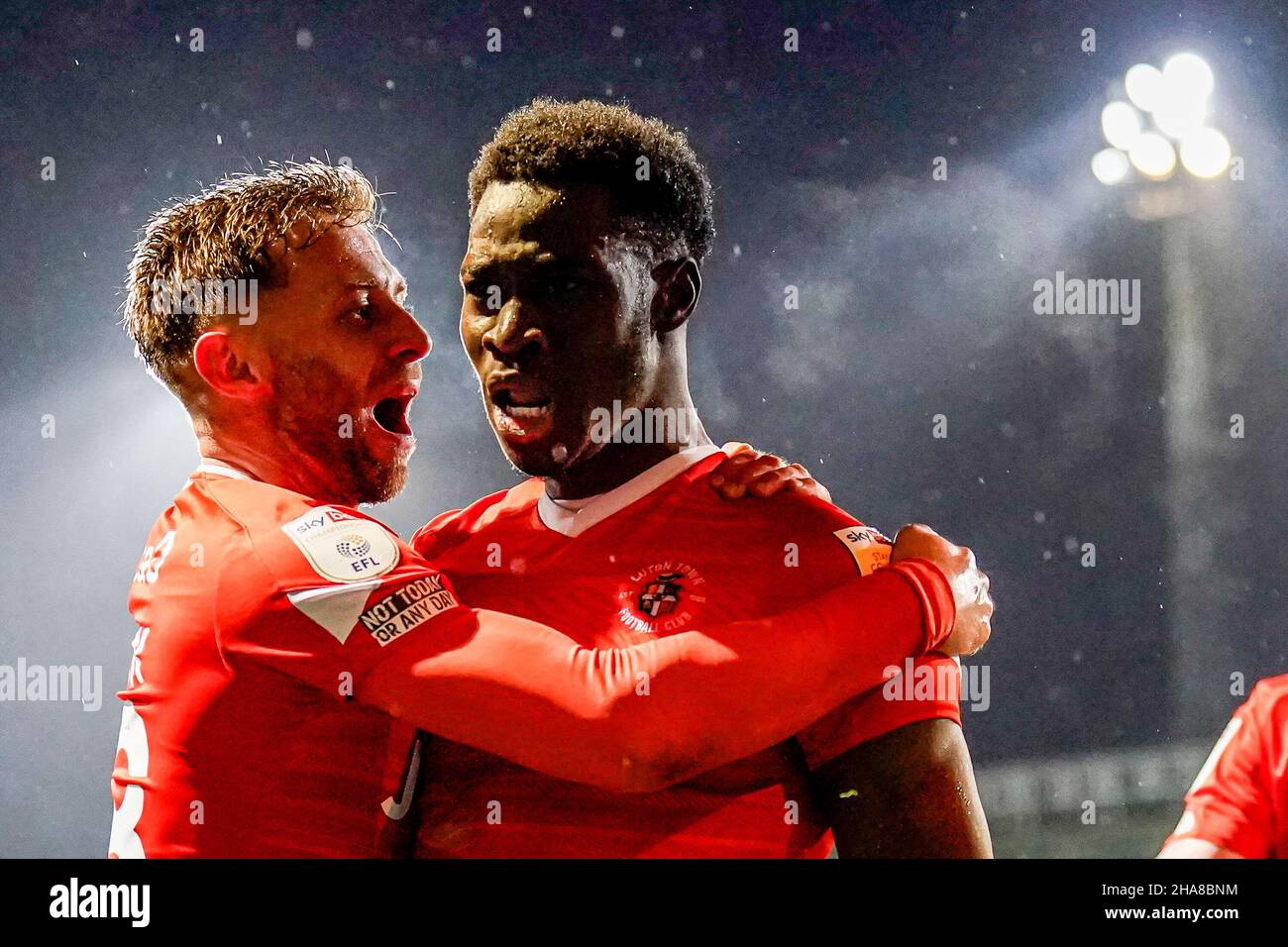 GOAL - Elijah Adebayo (11) di Luton Town festeggia dopo che ha segnato il primo goal della sua squadra a fare il punteggio 1-1 durante la partita del campionato Sky Bet tra Luton Town e Fulham a Kenilworth Road, Luton, Inghilterra, il 11 dicembre 2021. Foto di David Horn. Foto Stock