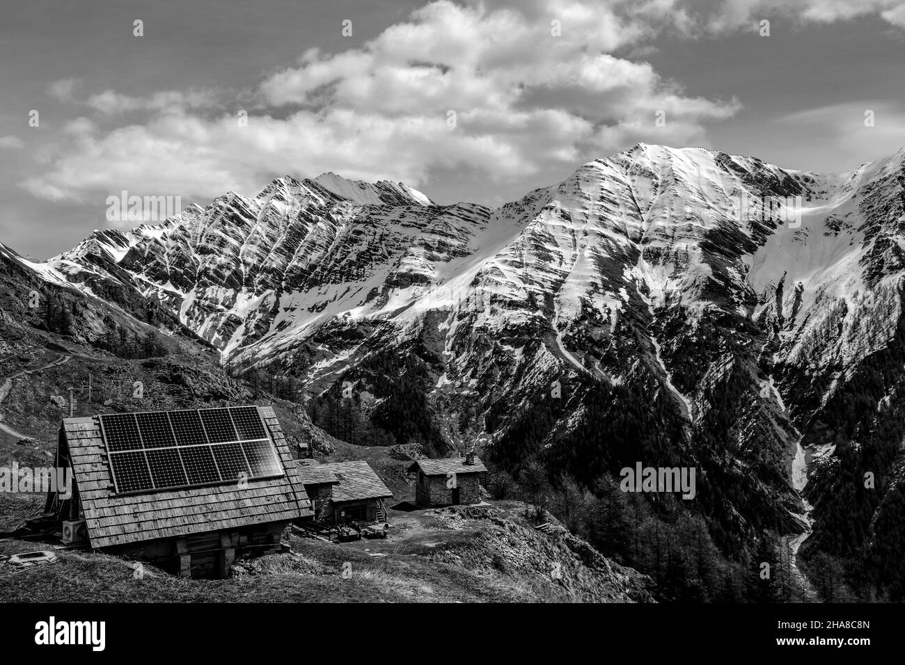 pannelli solari che danno energia in un rifugio alpino della val d'aosta Foto Stock