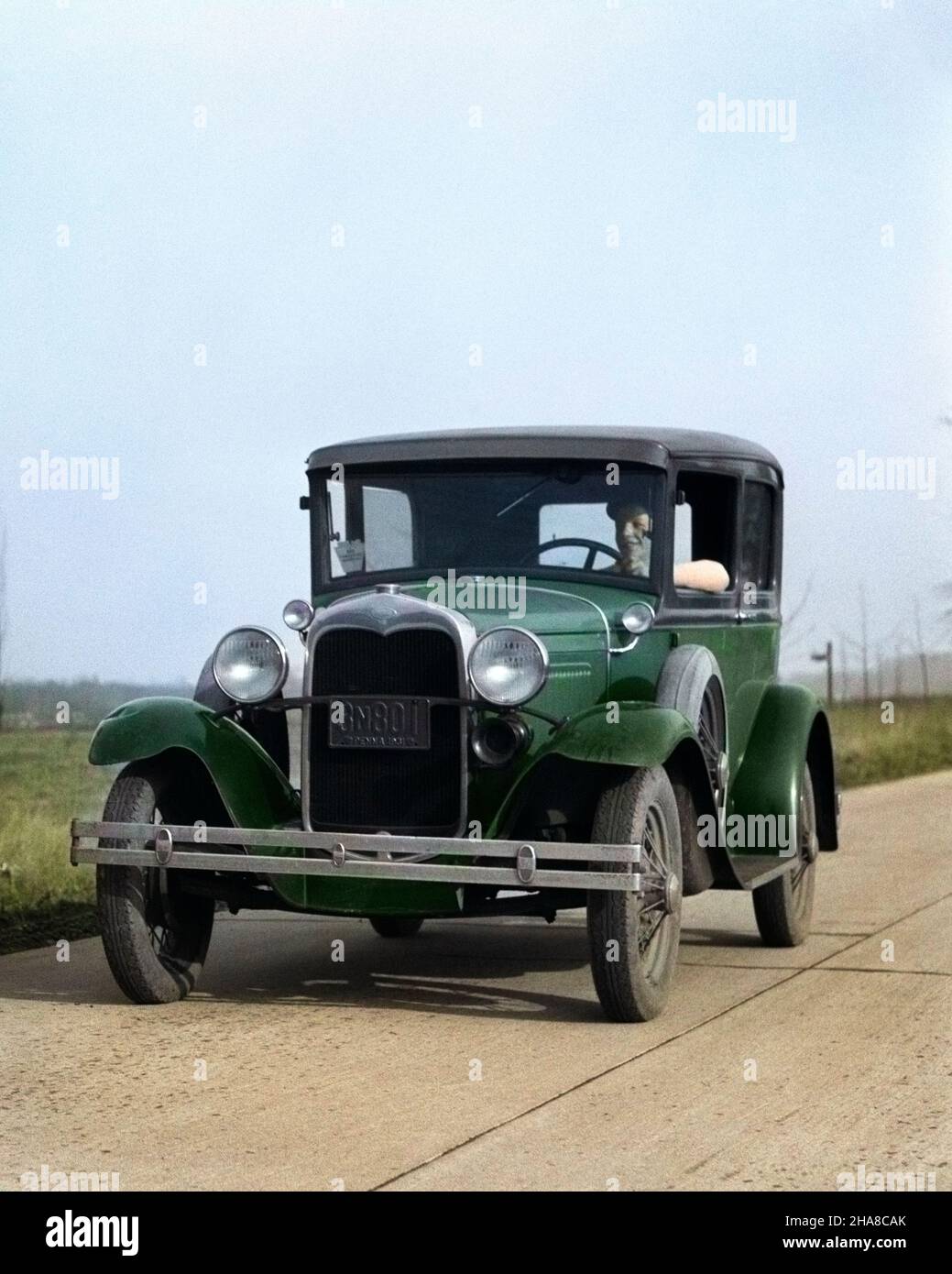 1930S GIOVANE UOMO CHE GUIDA FORD MODELLO UN'AUTOMOBILE ALL'APERTO - M177C HAR001 HARS RUOTE TRASPORTO OCCUPAZIONE OPERAI VEICOLO A MOTORE AUTOS FORZA LAVORO UN AUTOMOBILE CHE GUIDA OCCUPAZIONI MODELLO A AUTOMOBILI MANLY MOBILITÀ MODELLO-A MOTORISTA CHE MODELLA GIOVANE MODELLA CAUCASICA ETNIA HAR001 VECCHIO STILE Foto Stock