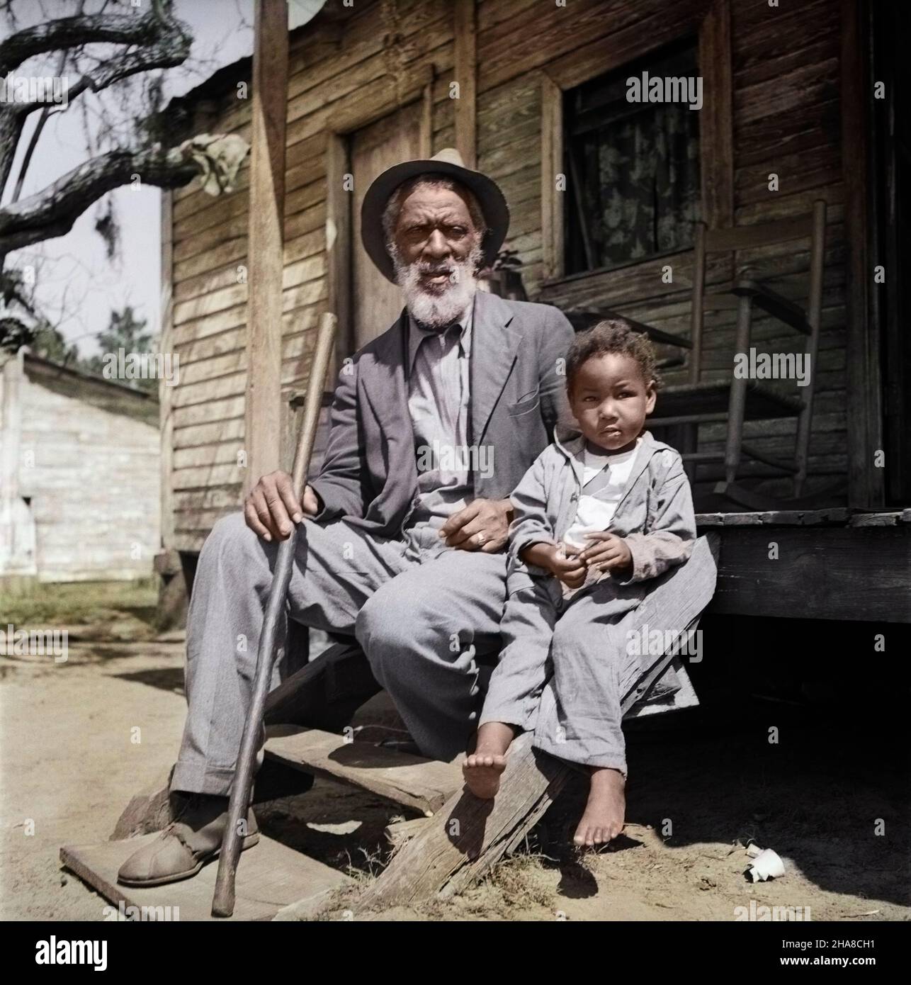 1930S UOMO ANZIANO NONNO SEDUTA PORTICO SHACK CON NIPOTE RAGAZZO GUARDANDO LA MACCHINA FOTOGRAFICA - N747C HAR001 HARS FUTURA NOSTALGIA VECCHIO MODA POVERTÀ 1 ANNI GIOVANILI GRANDE NONNO STILE DI VITA ANZIANO POVERO CANNA RURALE COLTIVARE HOME VITA COPIA SPAZIO PERSONE DI MEZZA LUNGHEZZA SI SIEDONO I MASCHI CRESCIUTI CONDIVIDONO LA LIBERTÀ DELLO ZIO ANTICA OCCUPAZIONE SCHIAVITÙ VECCHIAIA OLDSTERS OLDSTER WELFARE DOUGLAS AFRO-AMERICANI AFRO-AMERICANI ETHNIC NERO AMBROGIO NERO ETNIA GIOVANE E VECCHIO SHACK ANZIANI EX NIPOTE CONCETTUALE 99 CROPPPER UOMO ANZIANO TENANT 99 ANNI GIOVANI PLANTATION SLAVE HAR001 VECCHIO STILE Foto Stock