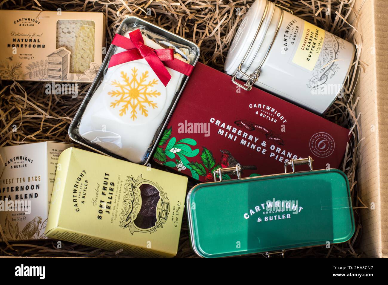Cartwright e Butler festive in una scatola piena di fieno cuscino Foto Stock