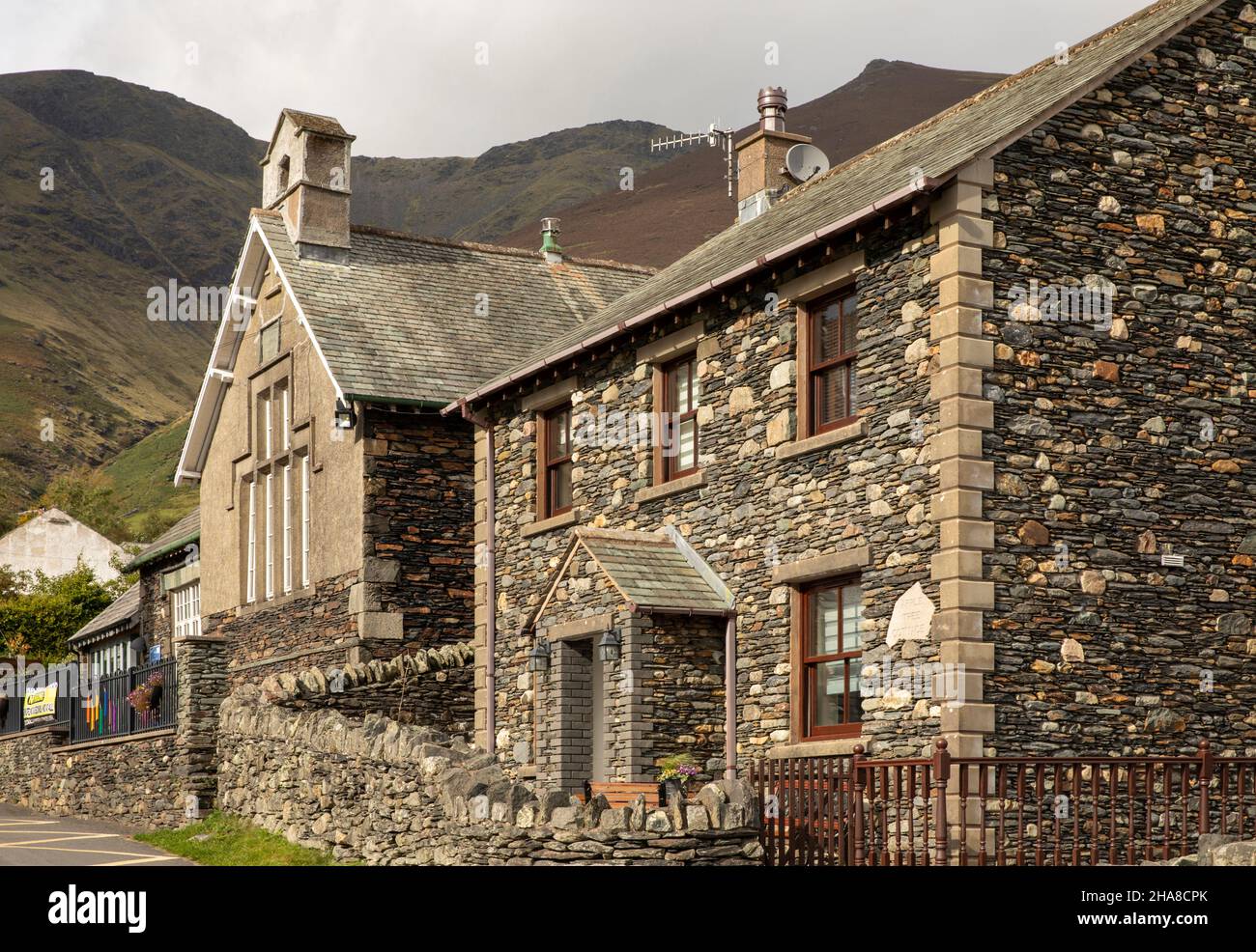 Regno Unito, Cumbria, Allerdale, Keswick, Threlkeld, Blease Road, casa in pietra accanto alla scuola elementare Foto Stock