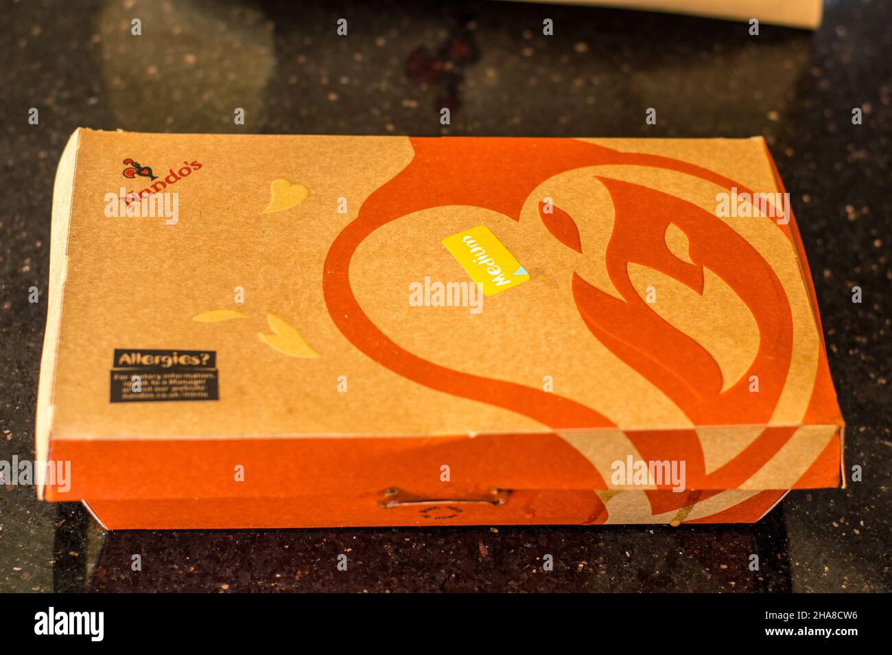 Pollo da togliere Nandos peri confezionato in scatola di cartone per un imballaggio responsabile e rispettoso dell'ambiente. Foto Stock