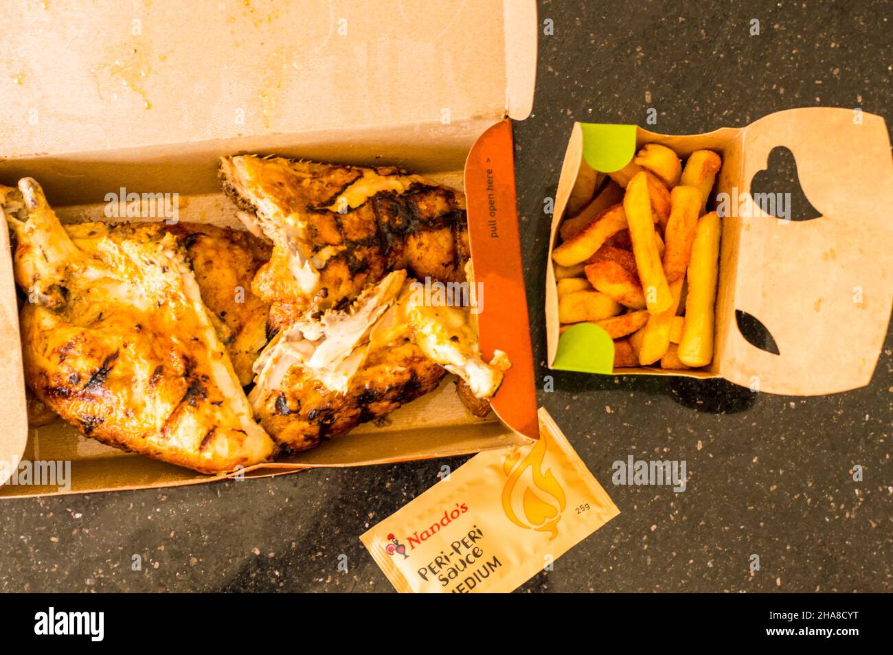 Vista dall'alto del pollo alla griglia da asporto in una scatola Foto Stock
