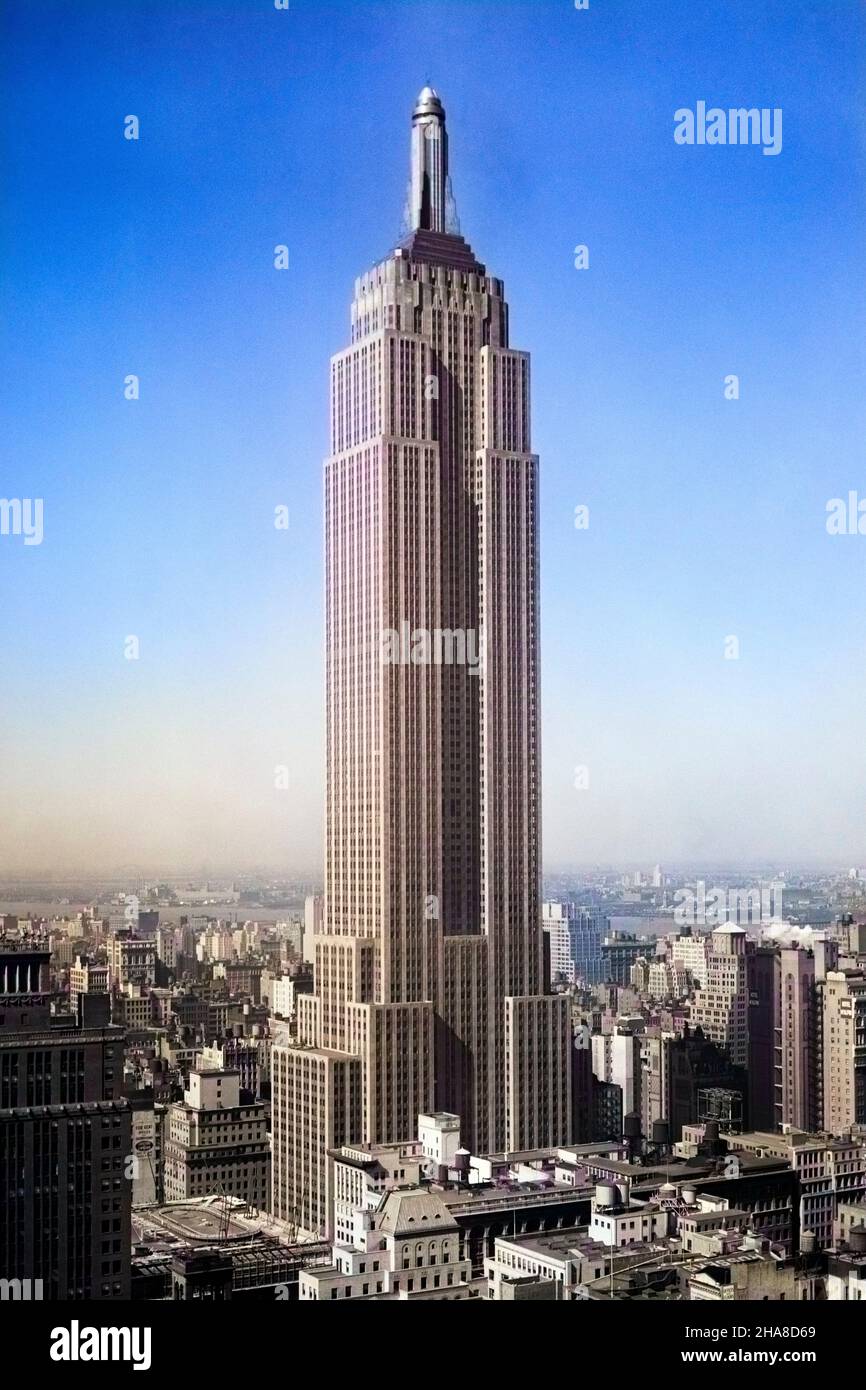 1930S EMPIRE STATE BUILDING FULL LENGTH WITHOUT ANTENNAE MIDTOWN MANHATTAN NEW YORK CITY NEW YORK USA - Q37641C CPC001 HARS EXTERIOR PROGRESS INNOVATION NYC ANTENNE PIÙ ALTE DI NEW YORK 1931 CITTÀ SENZA MAGGIO 1 NEW YORK CITY DETTAGLIO ARCHITETTONICO CREATIVITÀ CRESCITA GRATTACIELO ATTRAZIONE TURISTICA ART DECO VECCHIO STILE Foto Stock