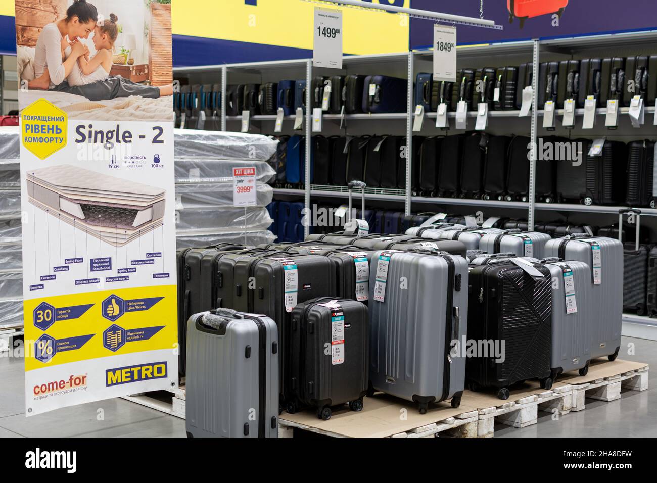 ODESSA, UCRAINA - NOV 7, 2021: Fila di shopping di valigie nel supermercato della famiglia shopping Metro Cash Carry Foto Stock