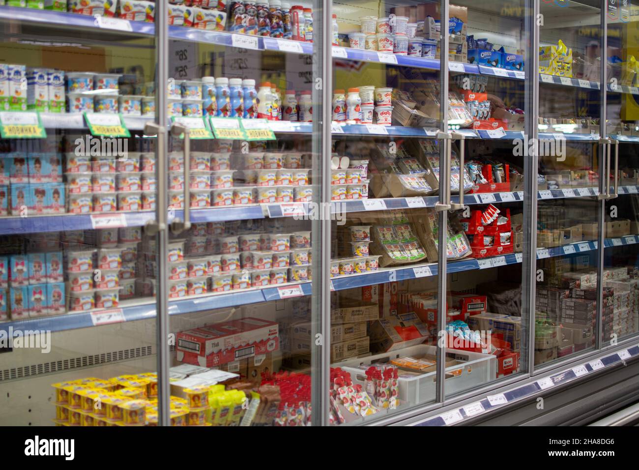 Odessa, Ucraina - 7 novembre 2021: All'interno del supermercato Metro Cash Carry. Sfoggiare con yogurt assortito. Foto Stock