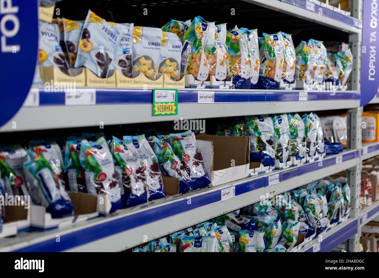 Odessa, Ucraina - 7 novembre 2021: Vetrina con frutta secca assortita. All'interno del supermercato Metro Cash Carry. Foto Stock