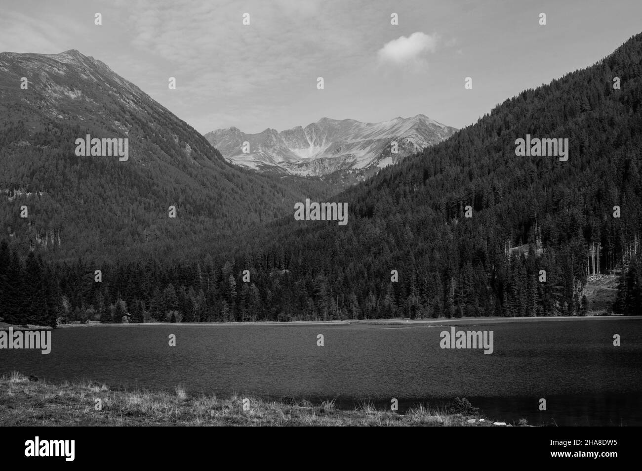 Fantastica vista di un lago di montagna circondato dalle montagne della Stiria. Giornata autunnale soleggiata Foto Stock