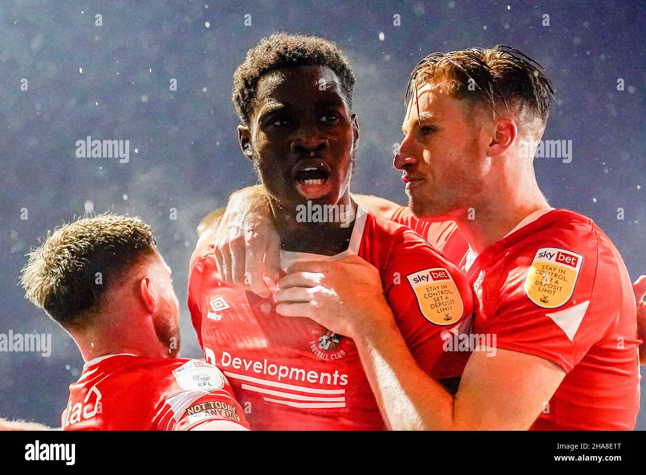 Luton, Regno Unito. 27th Nov 2021. GOAL - Elijah Adebayo (11) di Luton Town festeggia dopo che ha segnato il primo goal della sua squadra a fare il punteggio 1-1 durante la partita del campionato Sky Bet tra Luton Town e Fulham a Kenilworth Road, Luton, Inghilterra il 11 dicembre 2021. Foto di David Horn. Credit: Prime Media Images/Alamy Live News Foto Stock
