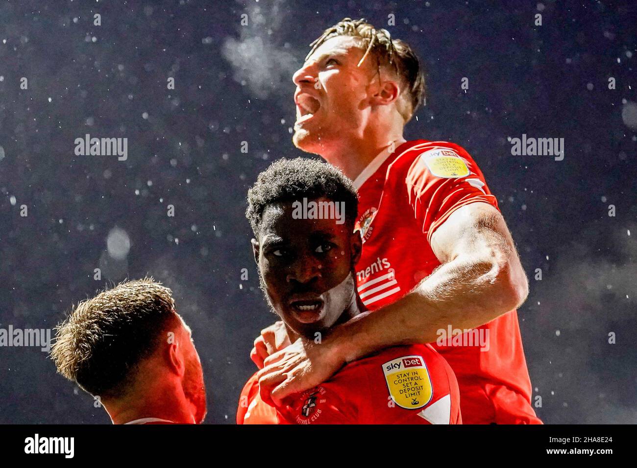 Luton, Regno Unito. 27th Nov 2021. GOAL - Elijah Adebayo (11) di Luton Town festeggia dopo che ha segnato il primo goal della sua squadra a fare il punteggio 1-1 durante la partita del campionato Sky Bet tra Luton Town e Fulham a Kenilworth Road, Luton, Inghilterra il 11 dicembre 2021. Foto di David Horn. Credit: Prime Media Images/Alamy Live News Foto Stock