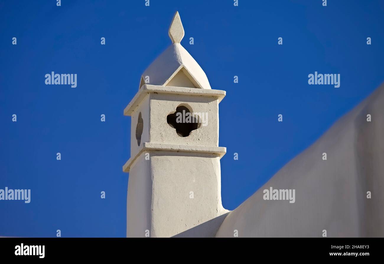 Bianco Chimney . Isolato. Cielo blu sullo sfondo. Casa tetto con un camino tradizionale nella città principale di Mykonos. Immagine stock. Foto Stock