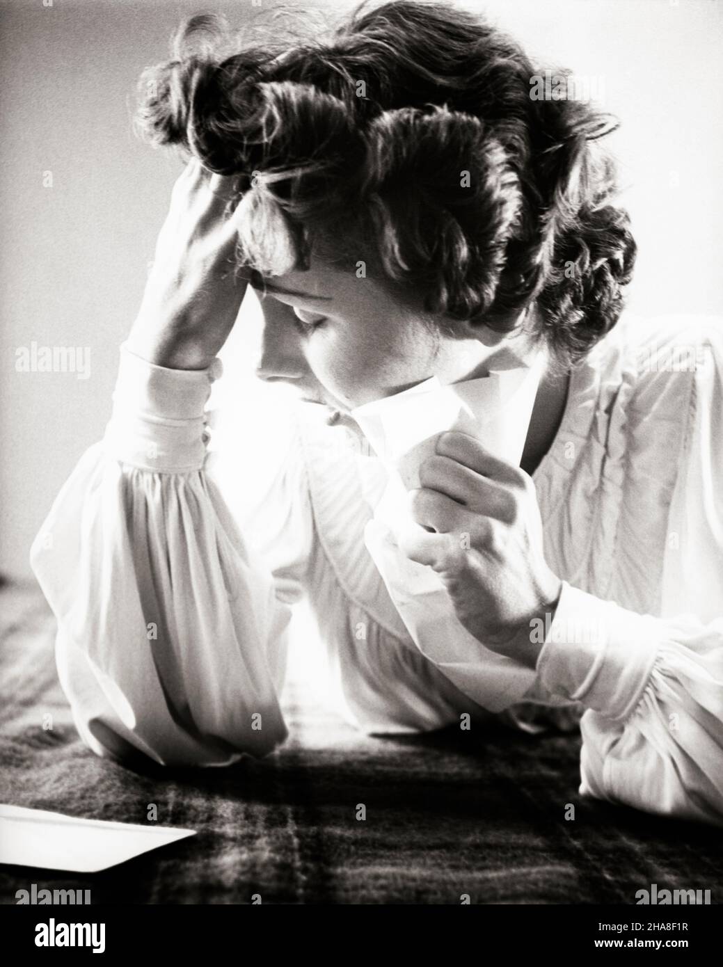 1950S SAD DONNA ANGOSCIATA ESPRESSIONE LETTERA DI FRIZIONE AVENDO RICEVUTO CATTIVE NOTIZIE HEARTBREAK - S4320 CLE003 HARS PERSONE ESPRESSIONI DISTURBATO B&W TRISTEZZA PREOCCUPATA TESTA E SPALLE SCOPERTA SOPRAFFATTI DISTRESS ORGOGLIO SENTIMENTO UMORE GLUM CONCETTUALE ROTTO CUORE DEVASTATO EMOZIONE EMOTIVO EMOZIONI HEARTBREAK LA DONNA DI METÀ-ADULTO DI METÀ-ADULTO MISERABILE HA RICEVUTO L'ETNIA CAUCASICA NERA E BIANCA CHE SI AGGRAPPA DESOLATO VECCHIO STILE Foto Stock