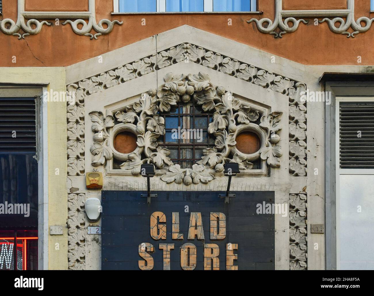 Particolare della facciata di un palazzo in stile Art Nouveau con  decorazione naturalistica, attualmente sede di un negozio di abbigliamento,  Genova, Liguria, Italia Foto stock - Alamy