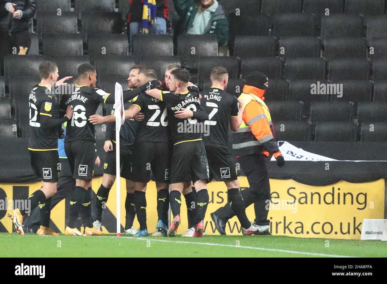 MILTON KEYNES, GBR. DIC 11TH. Mark Sykes festeggia con i compagni di squadra dopo aver segnato per Oxford United, di prendere il comando per farlo 2 - 1 contro Milton Keynes Dons, durante la partita Sky Bet League 1 tra MK Dons e Oxford United allo Stadio MK di Milton Keynes sabato 11th dicembre 2021. (Credit: John Cripps | MI News) Credit: MI News & Sport /Alamy Live News Foto Stock
