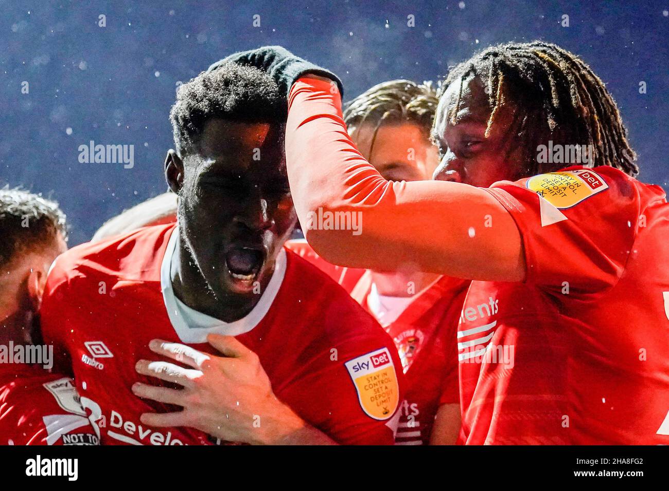 Luton, Regno Unito. 27th Nov 2021. GOAL - Elijah Adebayo (11) di Luton Town festeggia dopo che ha segnato il primo goal della sua squadra a fare il punteggio 1-1 durante la partita del campionato Sky Bet tra Luton Town e Fulham a Kenilworth Road, Luton, Inghilterra il 11 dicembre 2021. Foto di David Horn. Credit: Prime Media Images/Alamy Live News Foto Stock