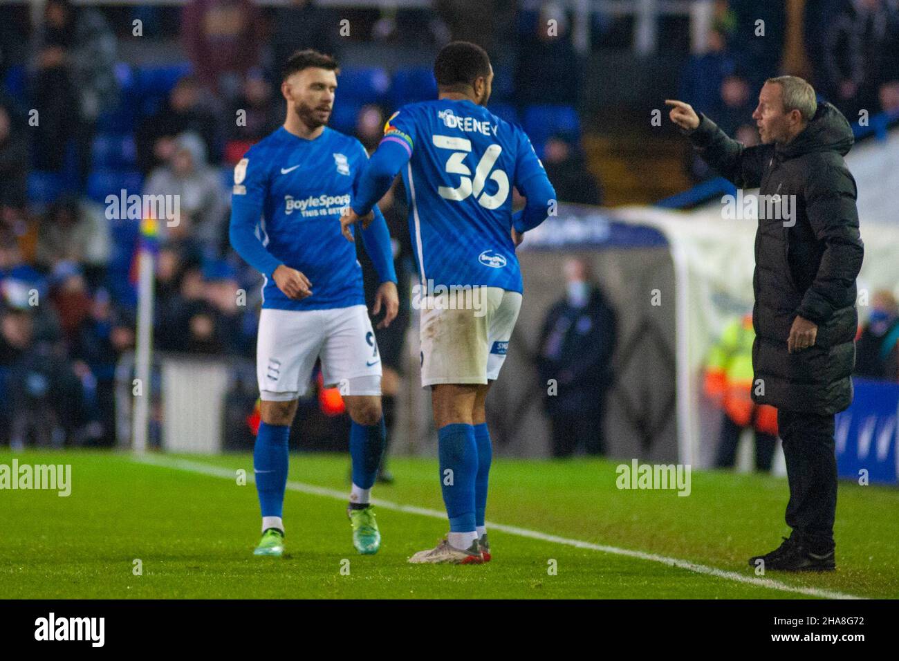 Lee Bowyer (Birmingham Manager) dà Scott Hogan (Birmingham n. 9 ) e Troy Deeney (Birmingham n. 36 ) istruzioni durante la partita del Campionato Sky Bet tra Birmingham City e Cardiff City a St Andrews, Birmingham, Inghilterra, il 11 dicembre 2021. Foto di Karl Newton/prime Media Images. Credit: Prime Media Images/Alamy Live News Foto Stock