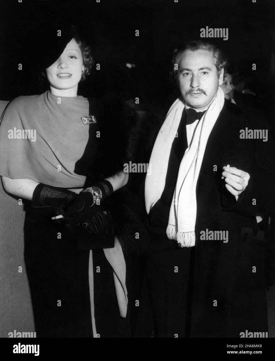 MARLENE DIETRICH e direttore JOSEF von STERNBERG fuori dal Teatro Cinese di Grauman quando hanno partecipato alla prima di Hollywood di MAE WEST a i'M NO ANGEL nell'ottobre 1933 Foto Stock