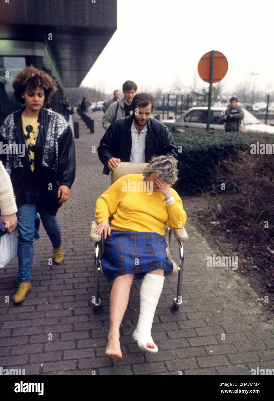 Lasciando l'ospedale un sopravvissuto del disastro dei traghetti Zeebrugge che ha ucciso 193 passeggeri quando la MS Herald of Free Enterprise ha caduto il 6th 1987 marzo. Foto Stock