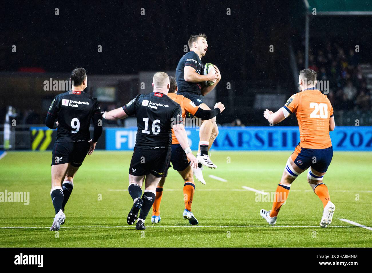 LONDRA, REGNO UNITO. 11th, dic 2021. Alex Lewington di Saracens (centro) in azione durante IL round 1 DELLA COPPA delle sfide EPCR Match tra Saracens e Edinburgh Rugby allo StoneX Stadium sabato 11 dicembre 2021. LONDRA INGHILTERRA. Credit: Taka G Wu/Alamy Live News Foto Stock