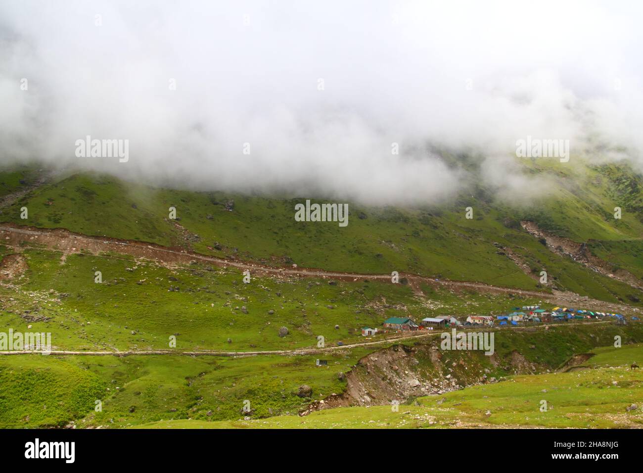 valli di misty nell'Himalaya Foto Stock