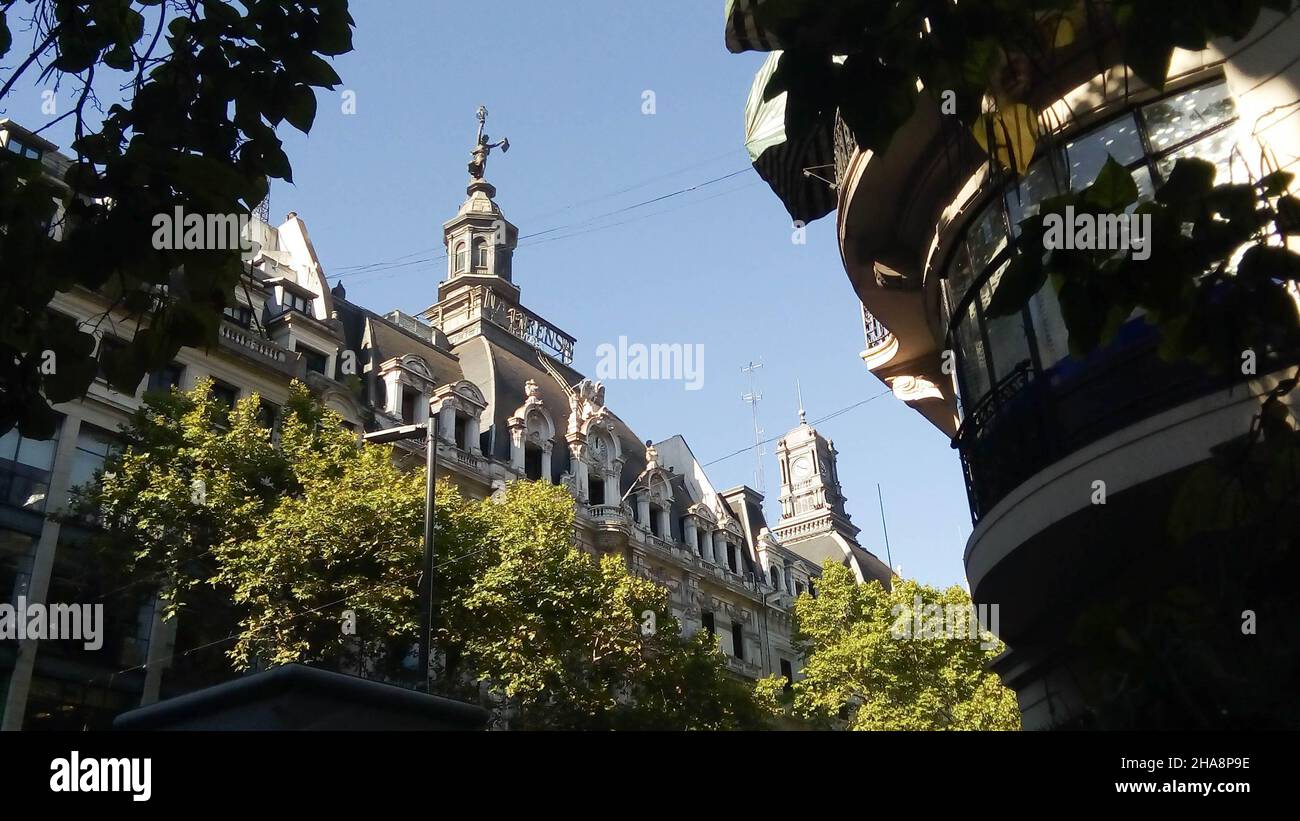 Vista delle facciate degli appartamenti in stile neoclassico francese, Buenos Aires, Argentina. Foto di alta qualità Foto Stock