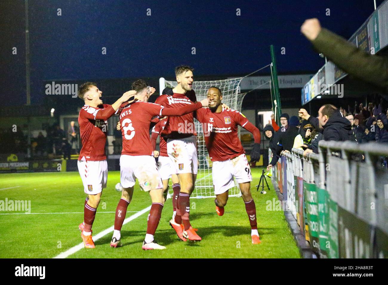 EnviroVent Stadium, Harrogate, Inghilterra - 11th dicembre 2021 Jon Guthrie (2nd a destra) di Northampton festeggia dopo averlo fatto 1 - 2 durante il gioco Harrogate contro Northampton, EFL League 2, 2021/22, all'EnviroVent Stadium, Harrogate, Inghilterra - 11th dicembre 2021 credito: Arthur Haigh/WhiteRosePhotos/Alamy Live News Foto Stock