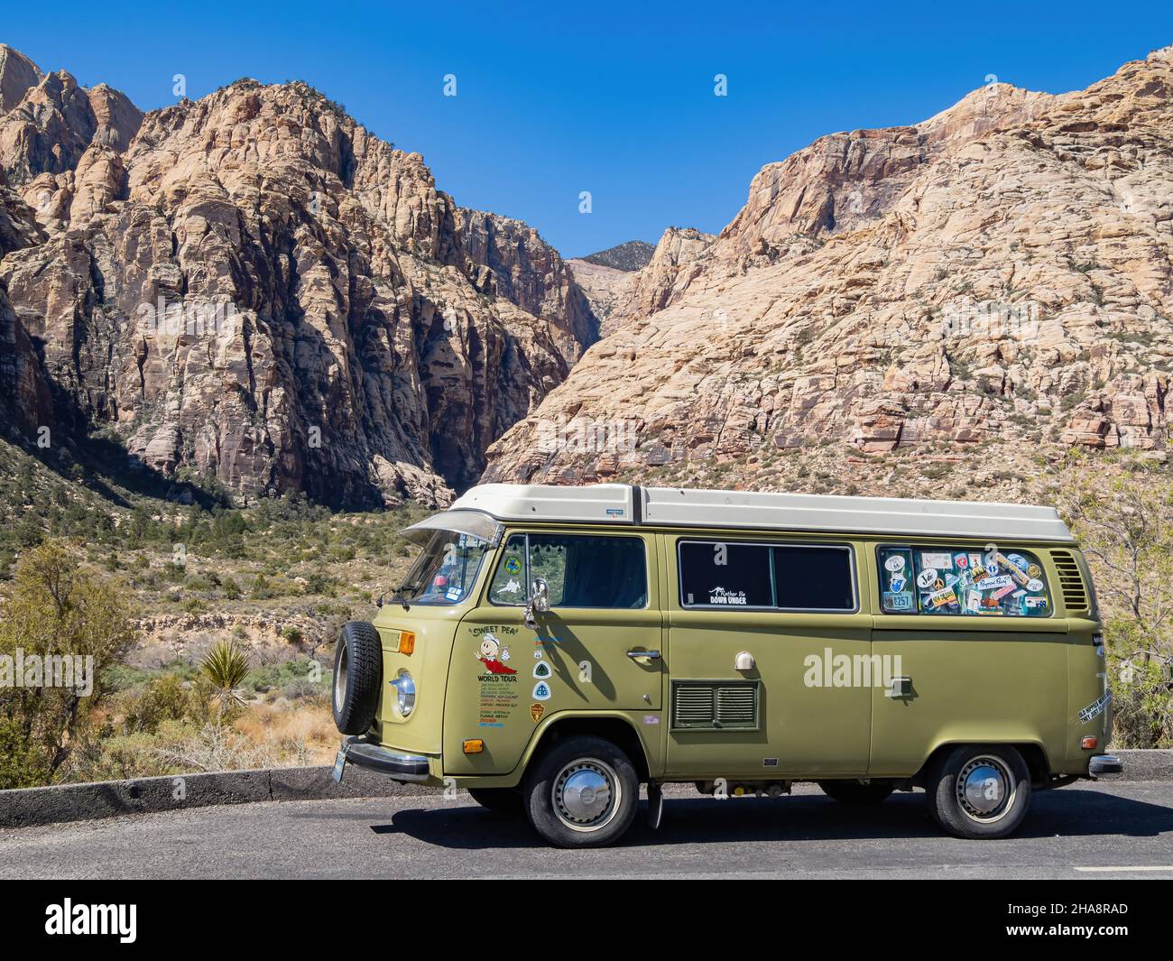 Las Vegas, Apr 18 2021 - Green Antique Volkswagen Van nel Red Rock Canyon Foto Stock