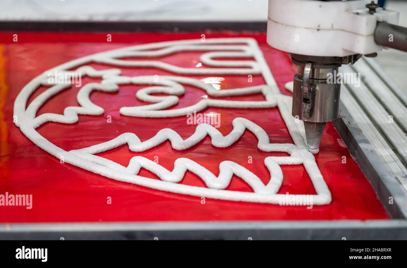 10 dicembre 2021, Sassonia, Chemnitz: Un robot 3D stampa un arco in cemento armato di fibre in una sala di ricerca di tu Chemnitz. Gli scienziati dell'area di ricerca "Lightweight Construction" dell'Institute of Structural Lightweight Design della Chemnitz University of Technology sono alla ricerca di tecnologie automatizzate per la produzione di additivi da cinque anni. Recentemente, hanno presentato il primo 3D-stampato calcestruzzo Schwibbogen del mondo. I Schwibbögen sono larghi 120 centimetri, alti 60 centimetri e pesano 14 chilogrammi. Essi servono come oggetti di riferimento nello sviluppo di tecnologie innovative per la Th Foto Stock