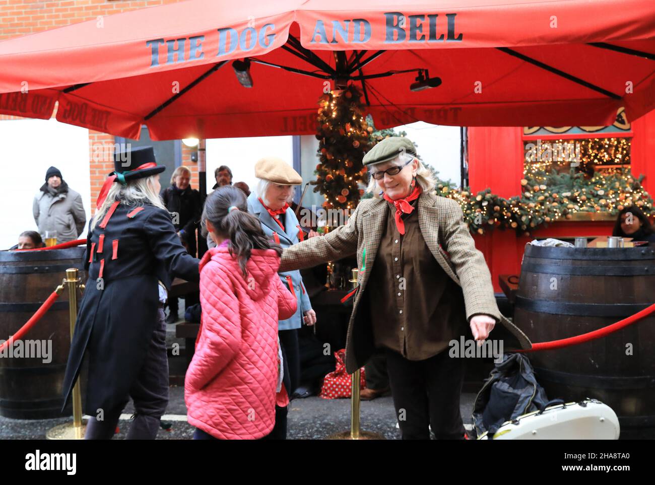 Londra, Regno Unito, dicembre 11th 2021. Fowlers Molly ballerini tour pub a Deptford, se Londra. La danza Molly è una forma di danza inglese Morris e tradizionalmente eseguita da ragazzi di plowboys fuori lavoro (in travestimento), a metà inverno nel 19th secolo, per guadagnare un po 'di birra denaro. Monica Wells/Alamy Live News Foto Stock