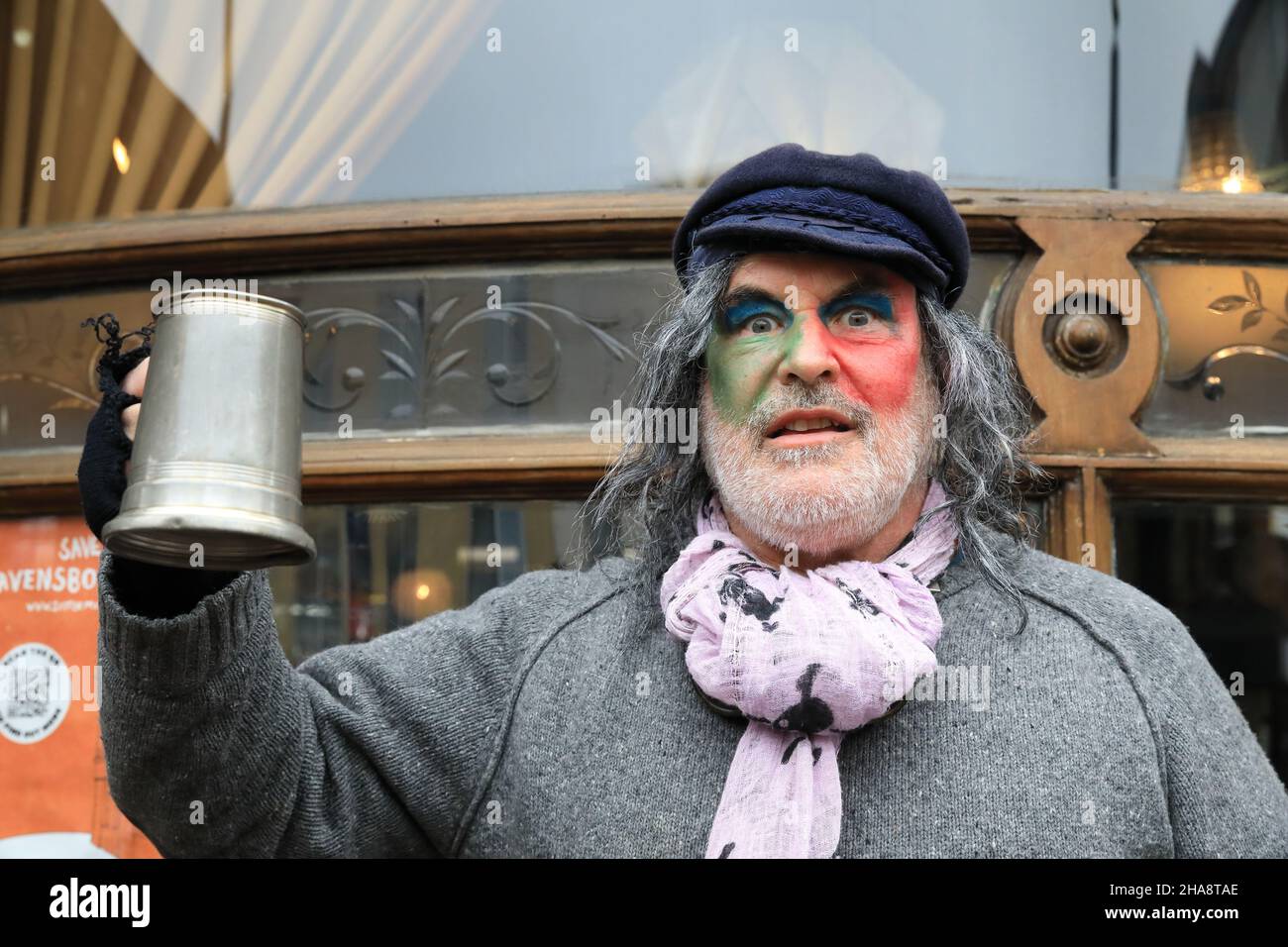 Londra, Regno Unito, dicembre 11th 2021. Fowlers Molly ballerini tour pub a Deptford, se Londra. La danza Molly è una forma di danza inglese Morris e tradizionalmente eseguita da ragazzi di plowboys fuori lavoro (in travestimento), a metà inverno nel 19th secolo, per guadagnare un po 'di birra denaro. Monica Wells/Alamy Live News Foto Stock