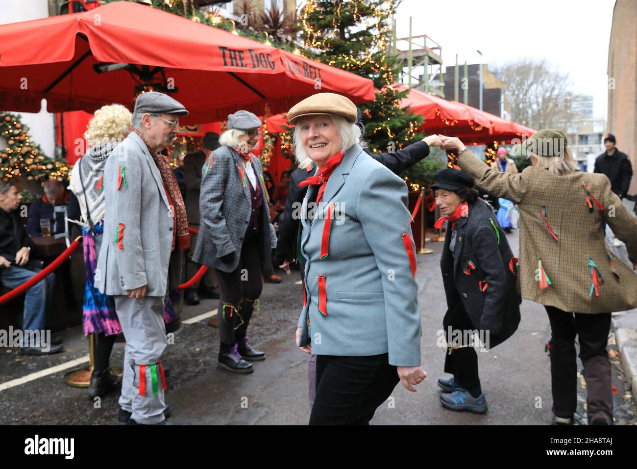 Londra, Regno Unito, dicembre 11th 2021. Fowlers Molly ballerini tour pub a Deptford, se Londra. La danza Molly è una forma di danza inglese Morris e tradizionalmente eseguita da ragazzi di plowboys fuori lavoro (in travestimento), a metà inverno nel 19th secolo, per guadagnare un po 'di birra denaro. Monica Wells/Alamy Live News Foto Stock
