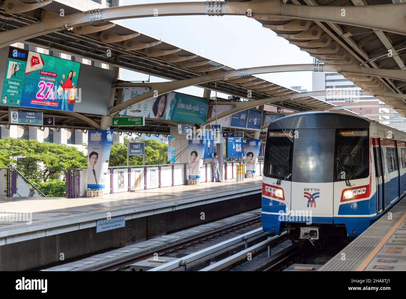 Bangkok, Thailandia - Dicembre 2021: BTS Skytrain alla piattaforma. BTS è Bangkok Transit System treni sulla ferrovia i la capitale della Thailandia Foto Stock