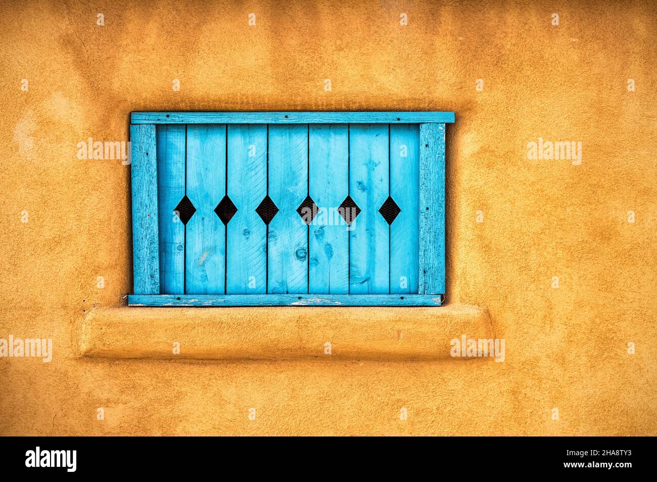 Una tipica finestra in turchese di adobe nel sud-ovest. Foto Stock