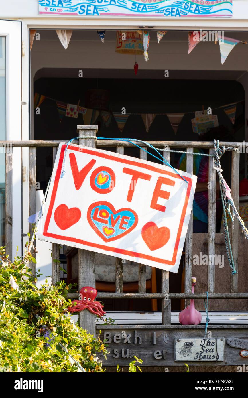 Vota il segno d'amore con i cuori scritti di fronte al cottage sul mare a Bexhill sul mare Foto Stock
