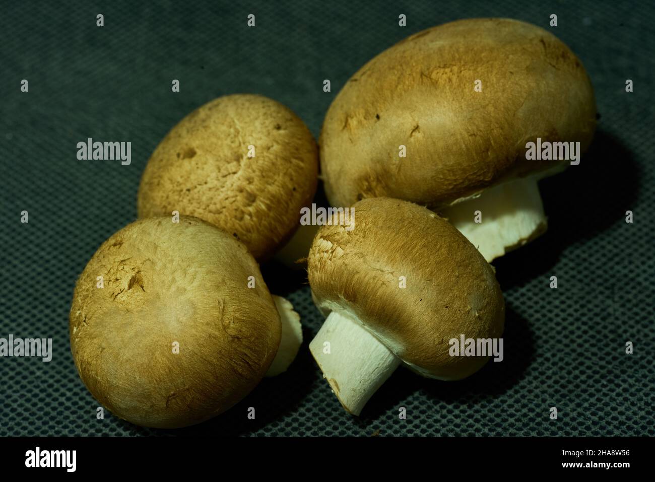 Funghi preparati per tagliare sulla tavola di cucina per un pasto sano Foto Stock