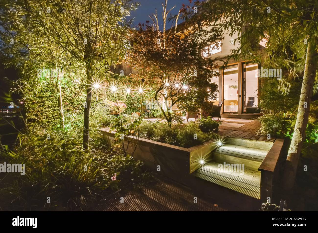 Affascinante cortile di un edificio residenziale con verde Foto Stock