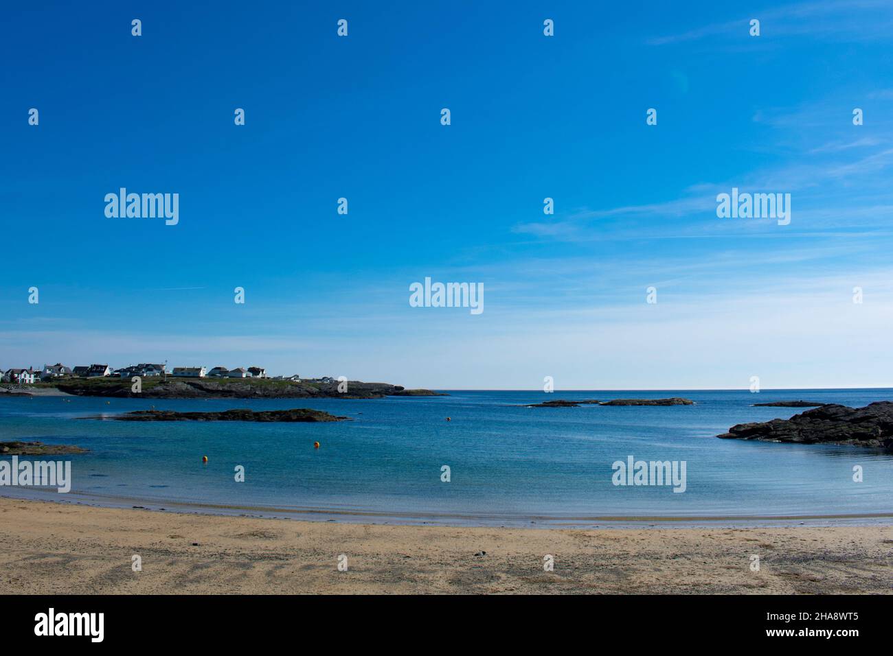 Trearddur Bay Isola di Anglesey Galles del Nord. Tradizionale località balneare in una giornata estiva. Aspetto orizzontale con spazio di copia. Foto Stock