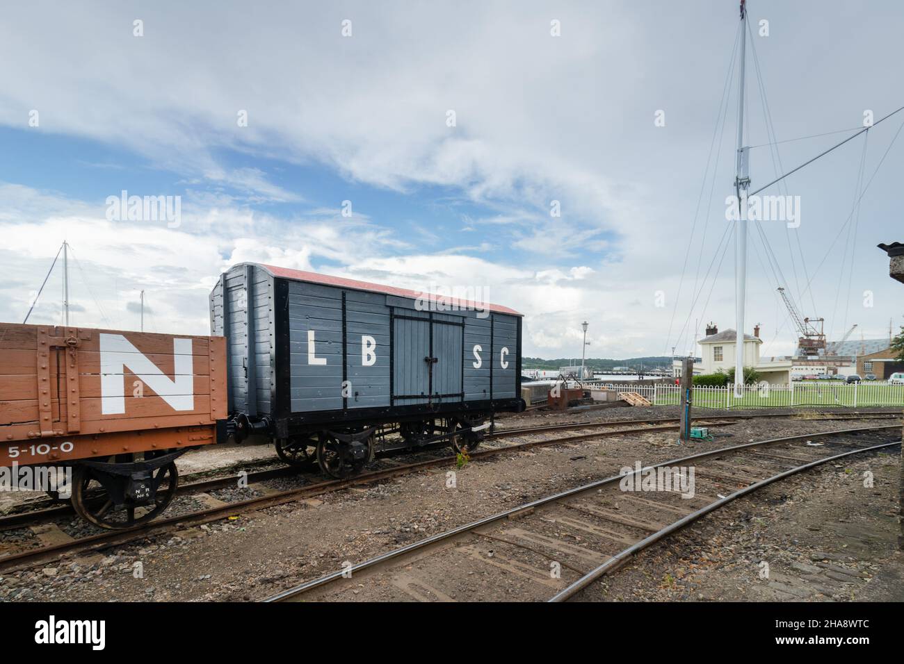 Autocarri ferroviari per il trasporto merci e vagoni a carbone presso il porto storico di Chatham Foto Stock