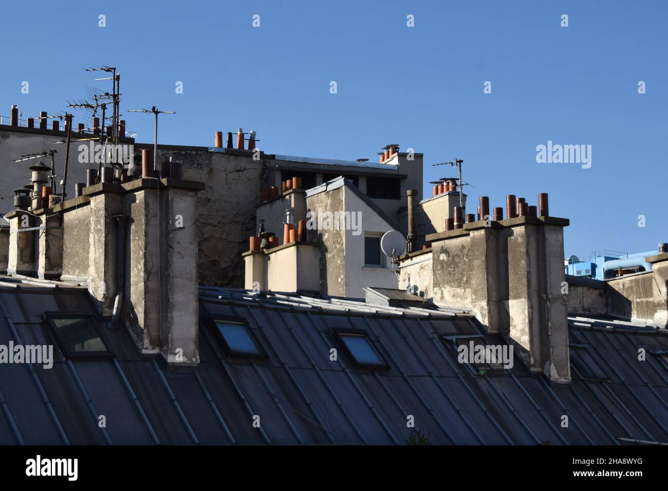 I tetti di Parigi nel quartiere Marais, vicino al museo d'arte moderna di Beaubourg. Foto Stock