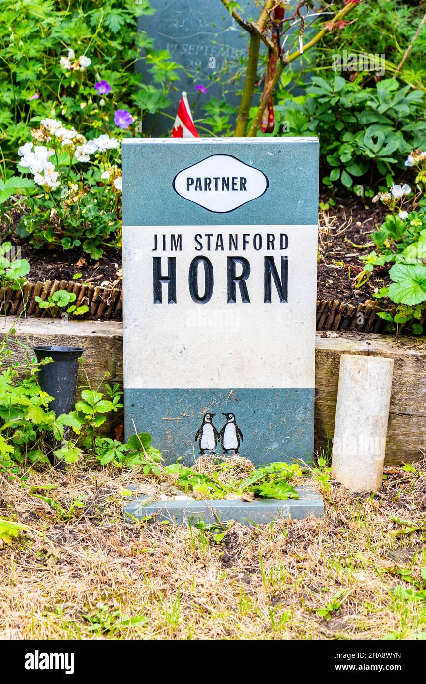Cerimonia delle lapidi Highgate di Jim Stanford Horn in stile pinguino. A causa dello spazio rimasto per una lettera S credette essere una metà di una coppia gay Foto Stock