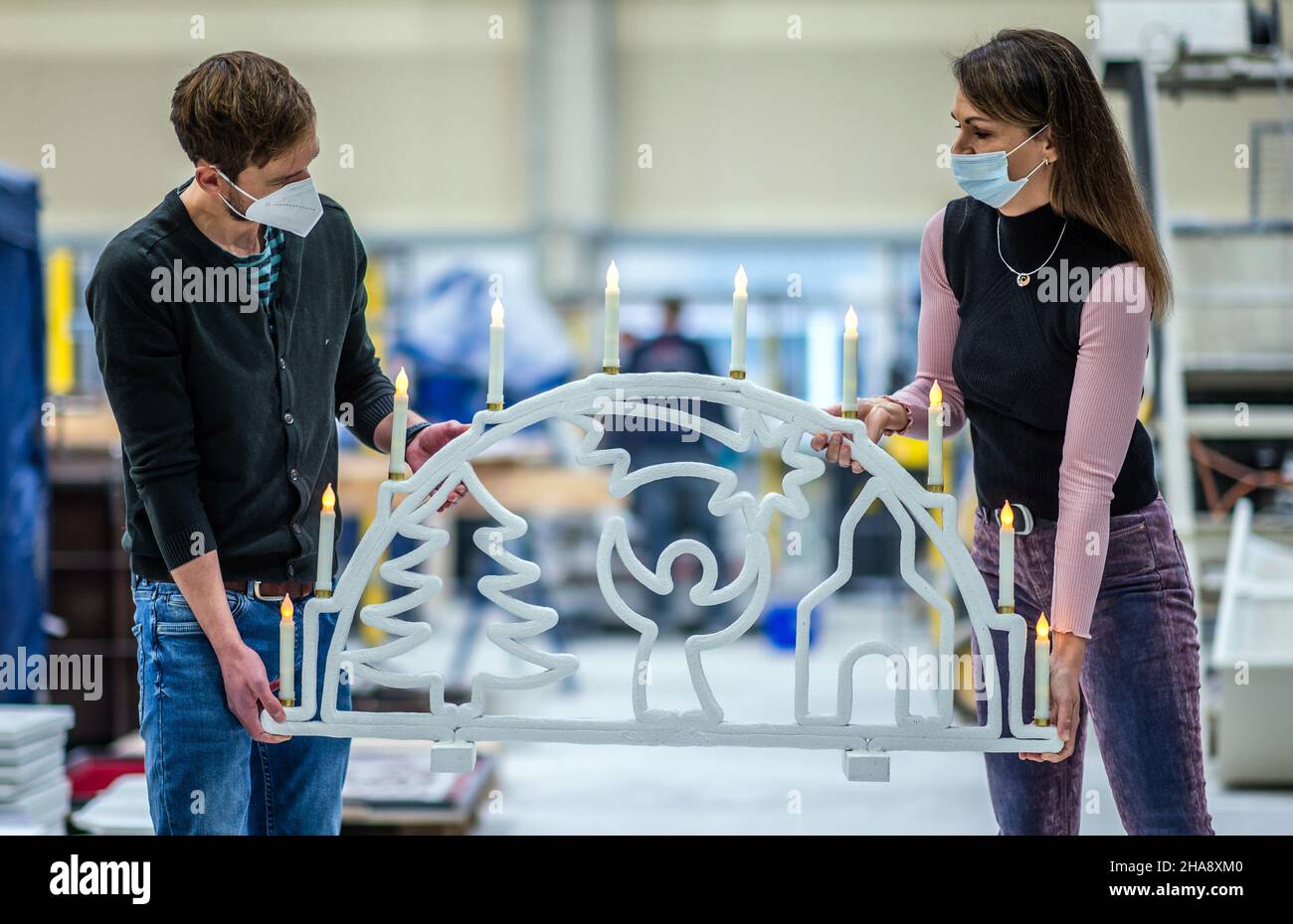 10 dicembre 2021, Sassonia, Chemnitz: Sandra Gelbrich, responsabile dell'area di ricerca "strutture leggere in ingegneria civile" presso tu Chemnitz, e il leader del gruppo di lavoro Enrico Rudolph mostrano un contrafforte volante in calcestruzzo che è stato prodotto utilizzando un processo di stampa automatizzato 3D. Gli scienziati dell'area di ricerca "Lightweight Construction in Civil Engineering" presso l'Institute of Structural Lightweight Design presso la Chemnitz University of Technology sono alla ricerca di tecnologie automatizzate per la produzione di additivi da cinque anni. Recentemente, hanno presentato il primo 3D-stampato calcestruzzo Schwibbogen del mondo. Il Foto Stock