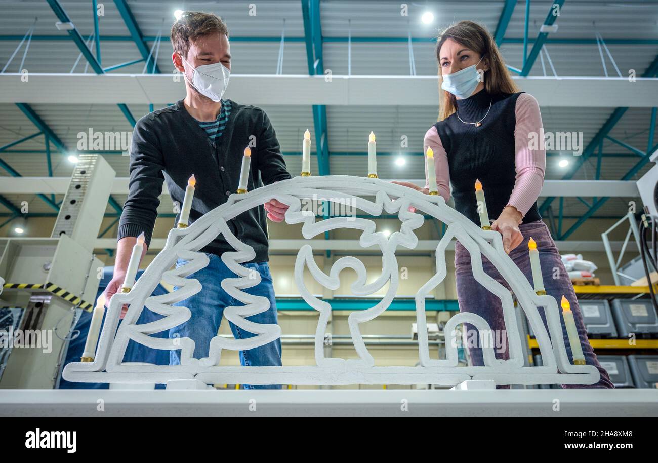 10 dicembre 2021, Sassonia, Chemnitz: Sandra Gelbrich, responsabile dell'area di ricerca "strutture leggere in ingegneria civile" presso tu Chemnitz, e il leader del gruppo di lavoro Enrico Rudolph mostrano un contrafforte volante in calcestruzzo che è stato prodotto utilizzando un processo di stampa automatizzato 3D. Gli scienziati dell'area di ricerca "Lightweight Construction in Civil Engineering" presso l'Institute of Structural Lightweight Design presso la Chemnitz University of Technology sono alla ricerca di tecnologie automatizzate per la produzione di additivi da cinque anni. Recentemente, hanno presentato il primo 3D-stampato calcestruzzo Schwibbogen del mondo. Il Foto Stock