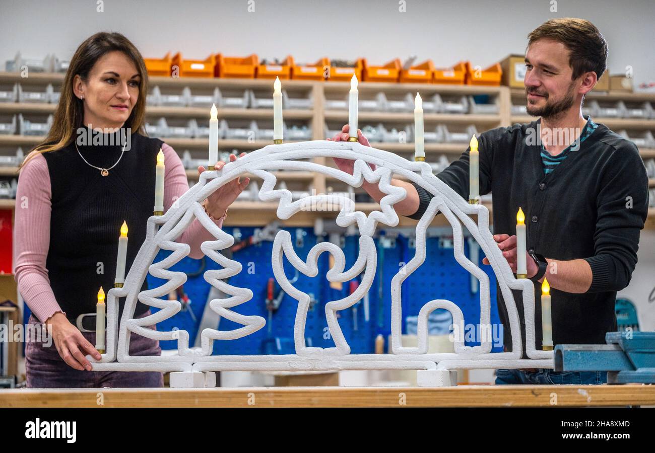 10 dicembre 2021, Sassonia, Chemnitz: Sandra Gelbrich, responsabile dell'area di ricerca "strutture leggere in ingegneria civile" presso tu Chemnitz, e il leader del gruppo di lavoro Enrico Rudolph mostrano un contrafforte volante in calcestruzzo che è stato prodotto utilizzando un processo di stampa automatizzato 3D. Gli scienziati dell'area di ricerca "Lightweight Construction in Civil Engineering" presso l'Institute of Structural Lightweight Design presso la Chemnitz University of Technology sono alla ricerca di tecnologie automatizzate per la produzione di additivi da cinque anni. Recentemente, hanno presentato il primo 3D-stampato calcestruzzo Schwibbogen del mondo. Il Foto Stock