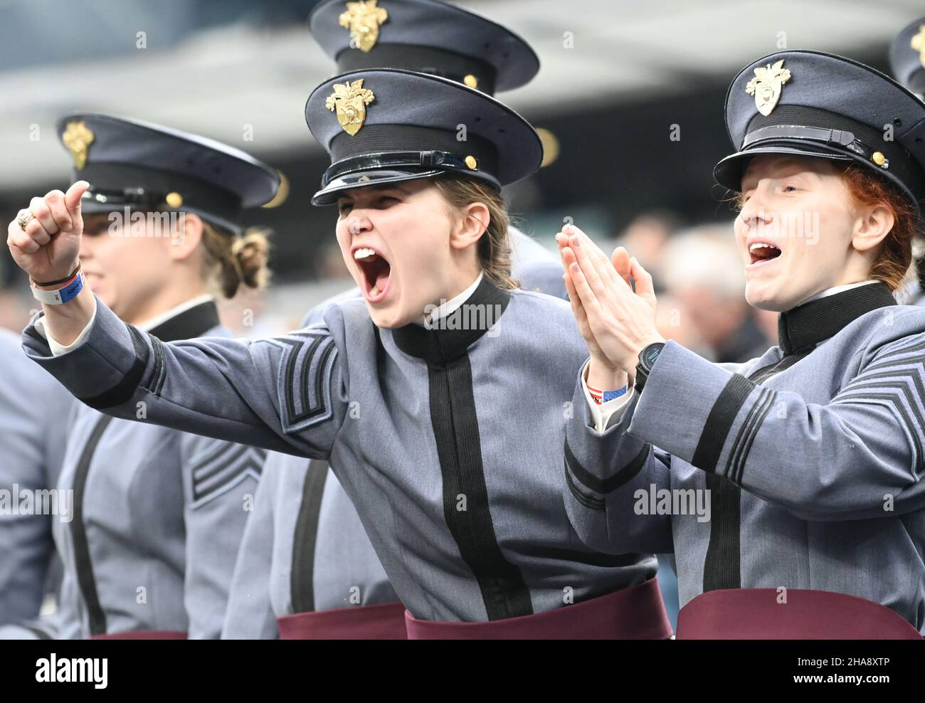 East Rutherford, New Jersey, Stati Uniti. 11th Dic 2021. I Cadetti dell'esercito si acclamano durante la passeggiata al MetLife Stadium. (Credit Image: © Ricky Fitchett/ZUMA Press Wire) Foto Stock