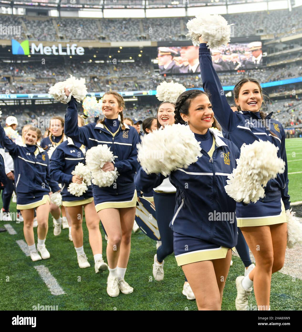 East Rutherford, New Jersey, Stati Uniti. 11th Dic 2021. Cheerleaders della Marina durante la passeggiata al MetLife Stadium (Credit Image: © Ricky Fitchett/ZUMA Press Wire) Foto Stock