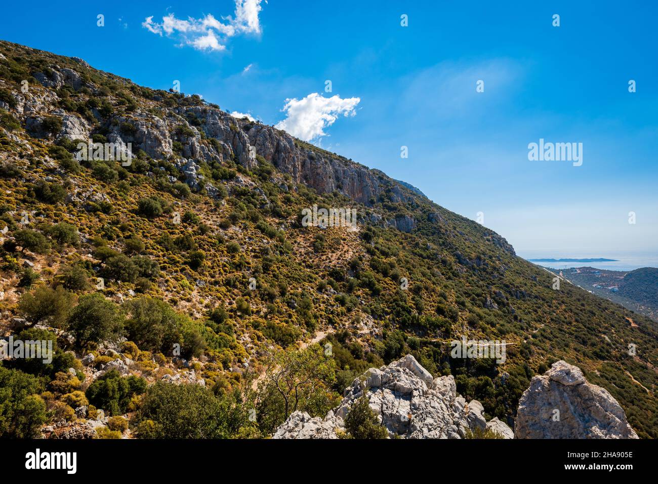 Percorso escursionistico e trekking lungo la Via Licia con vista sulle montagne nella zona mediterranea turca con rocce, montagne. Immagine del paesaggio di montagna Foto Stock