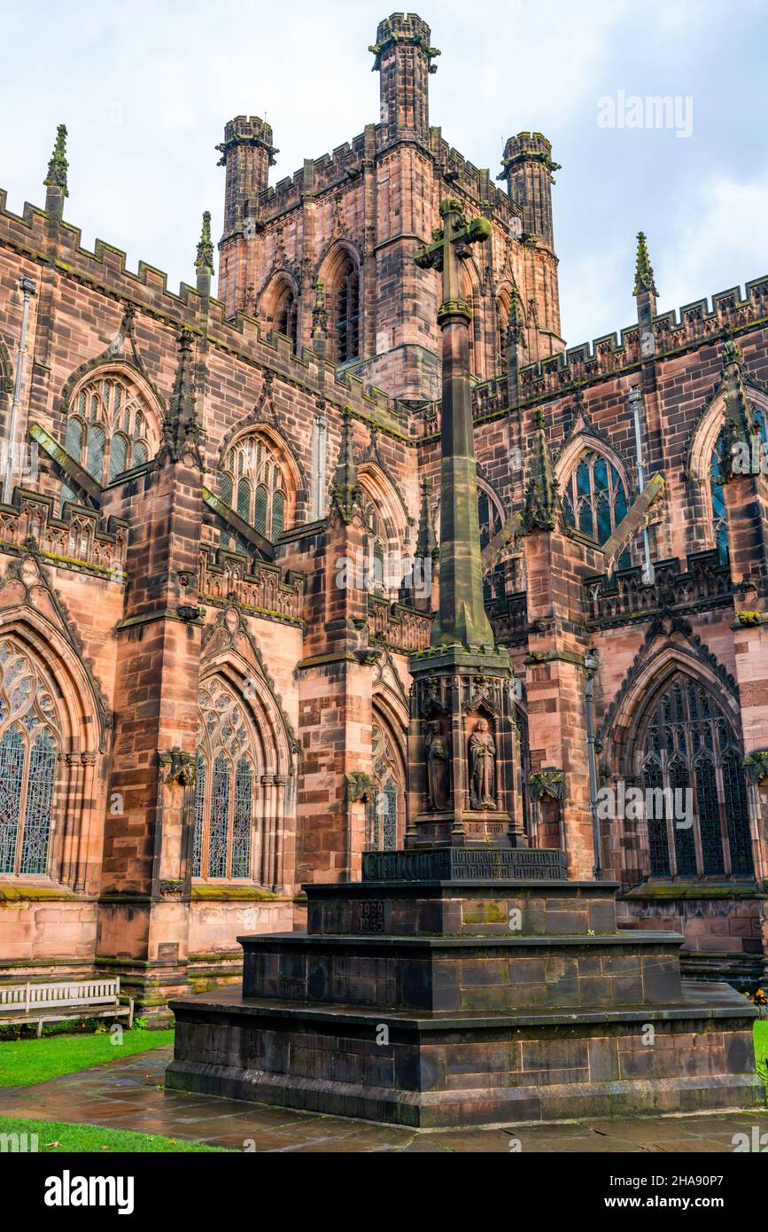 Cattedrale di Chester dedicata a Cristo e alla Beata Vergine Maria nella città di Chester, Cheshire, Regno Unito. Foto Stock