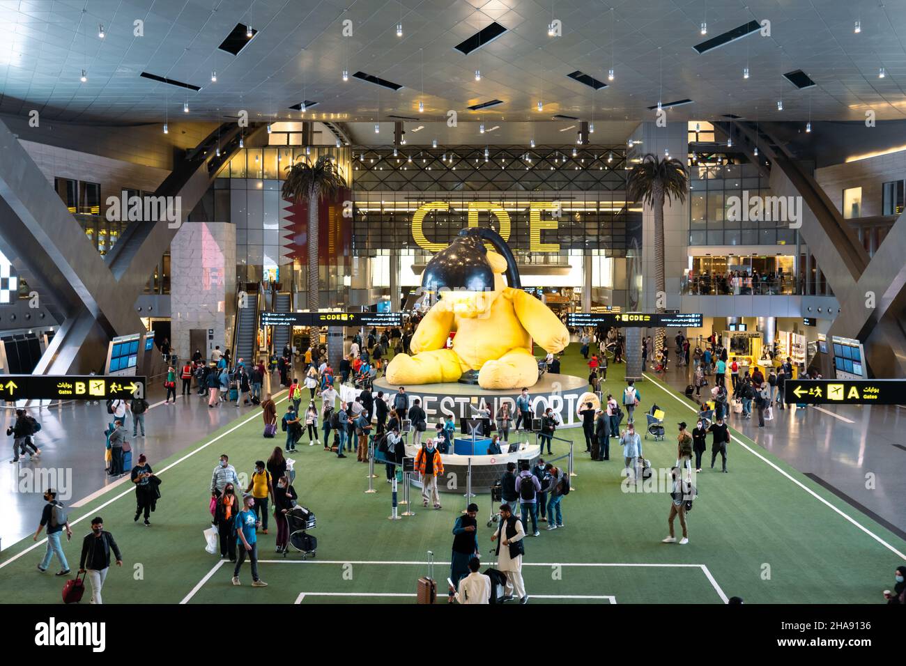 Doha, Qatar - 2021 novembre: Aeroporto internazionale di Doha Hamad, Qatar. La sala partenze con il famoso Orso giallo lampada . Foto Stock