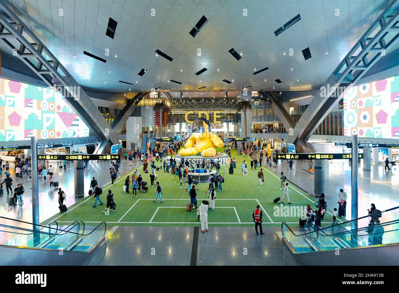 Doha, Qatar - 2021 novembre: Aeroporto internazionale di Doha Hamad, Qatar. La sala partenze con il famoso Orso giallo lampada . Foto Stock